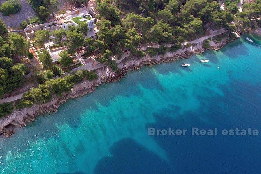 Новая, роскошная и современная вилла в первом ряду от моря