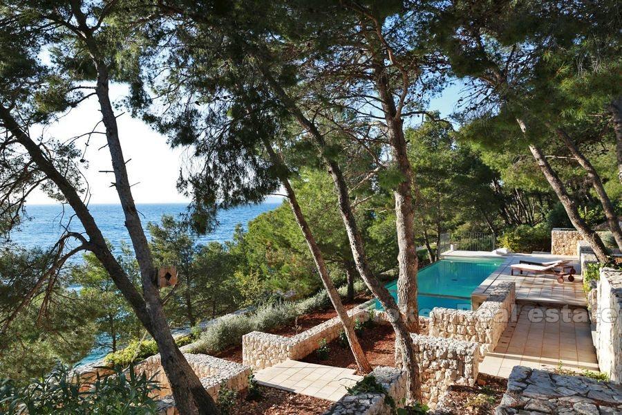 New, luxury and modern villa first row to the sea