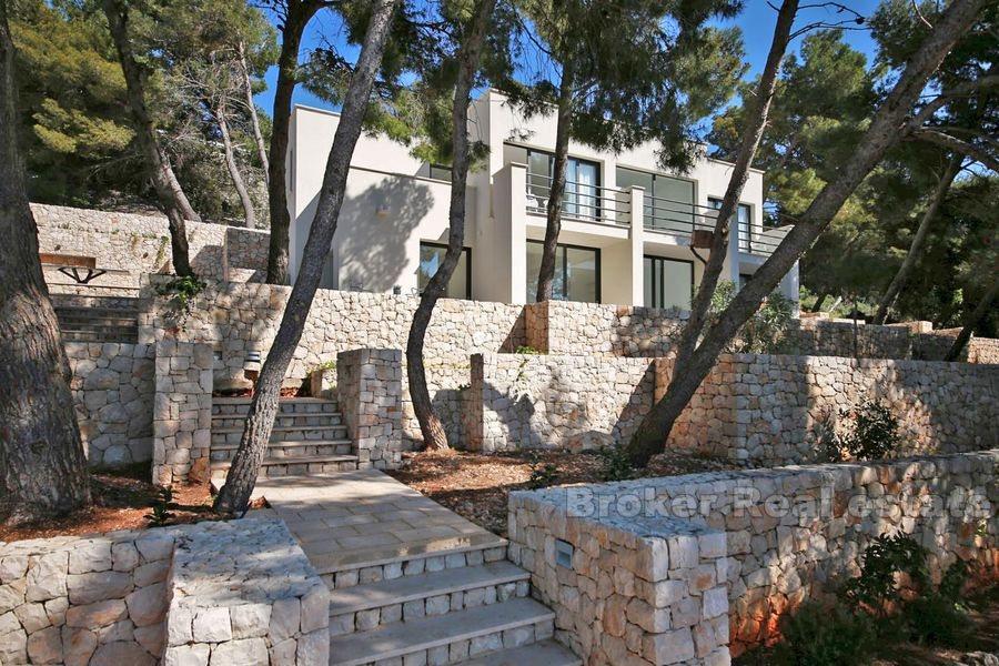 Новая, роскошная и современная вилла в первом ряду от моря