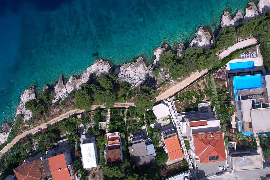 Apartment with yard, first row to the sea