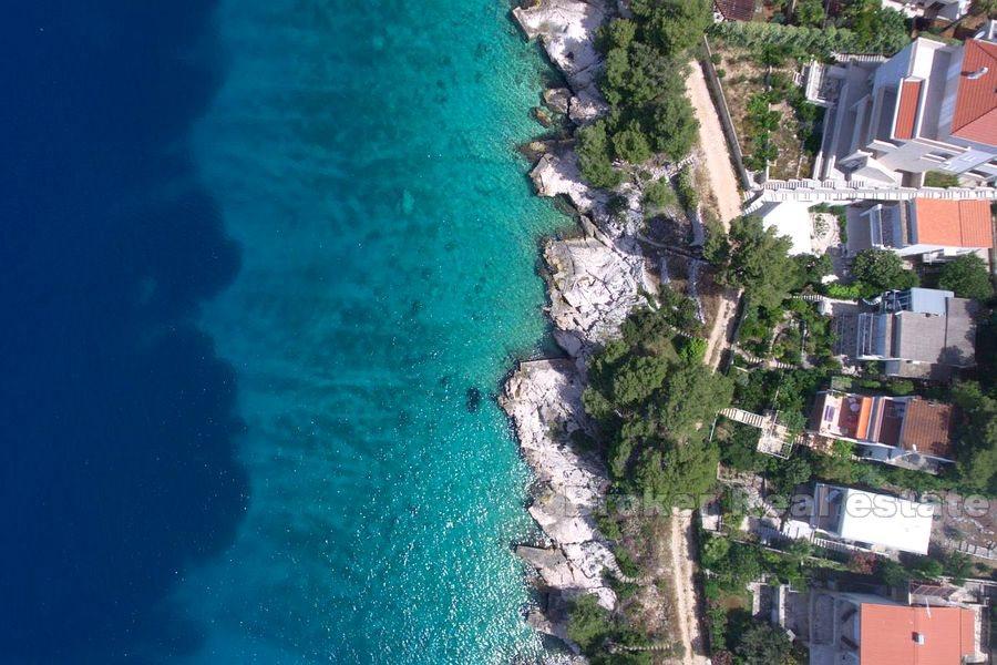 Apartment with yard, first row to the sea