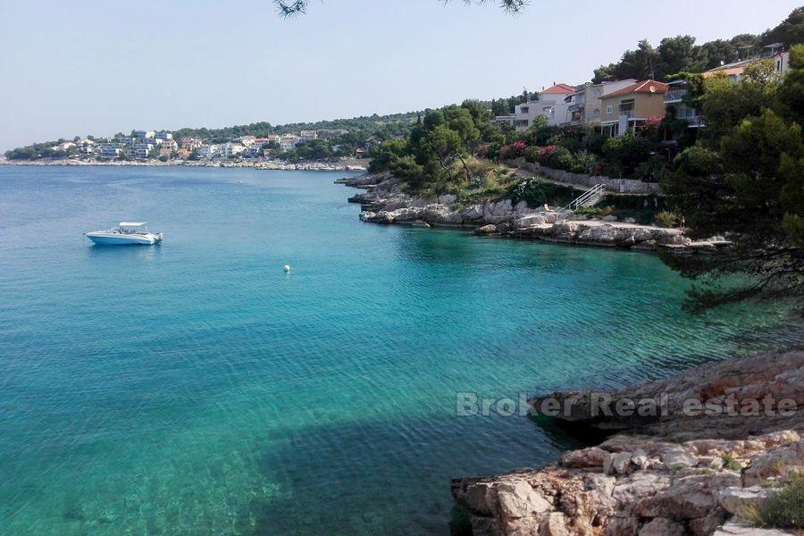 Apartment with yard, first row to the sea
