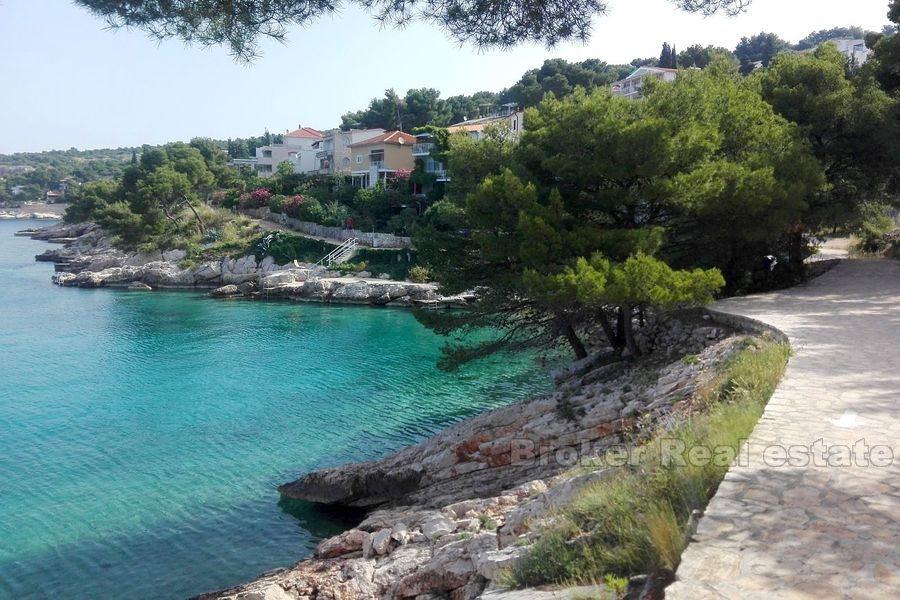 Apartment with yard, first row to the sea