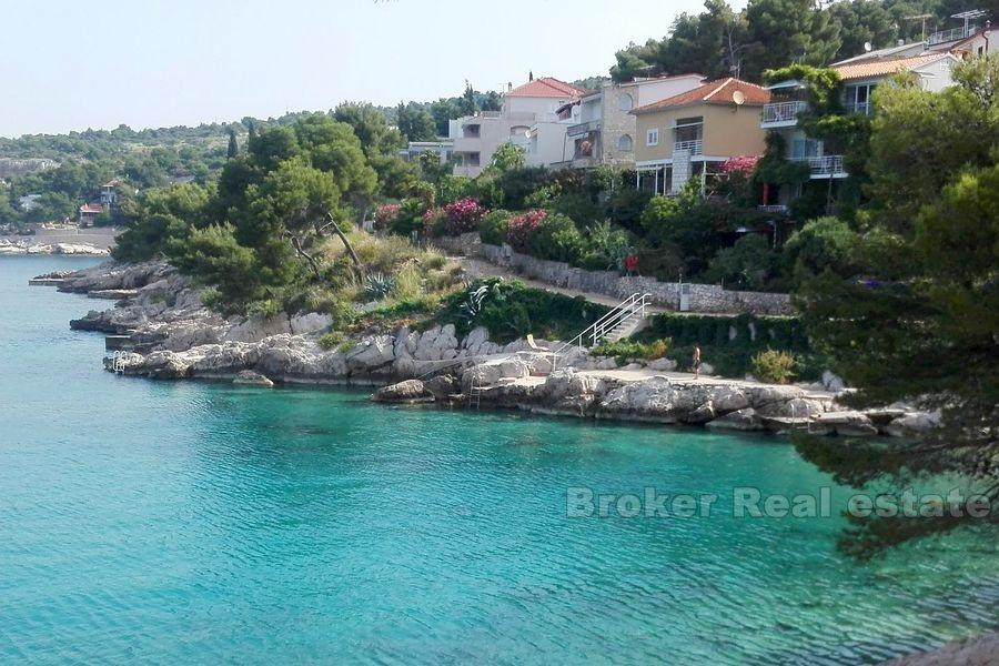 Apartment with yard, first row to the sea