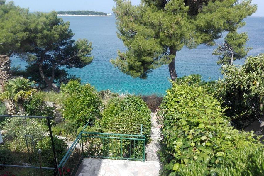 Apartment with yard, first row to the sea