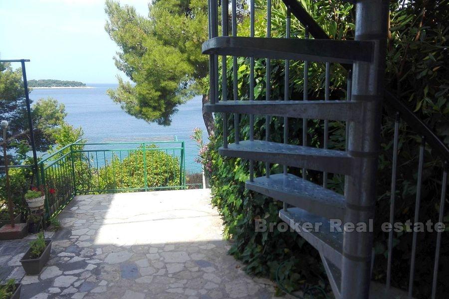 Apartment with yard, first row to the sea