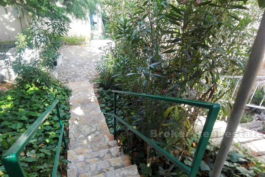 Apartment with yard, first row to the sea