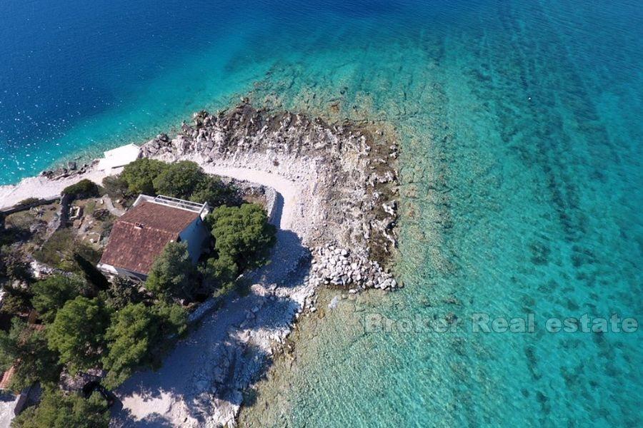 House on a unique location, first row to the sea