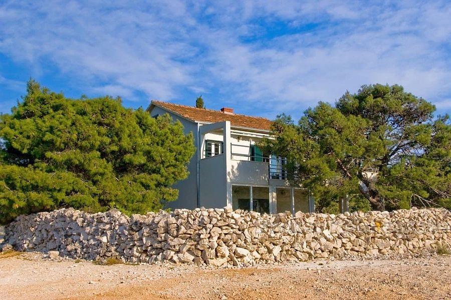 House on a unique location, first row to the sea