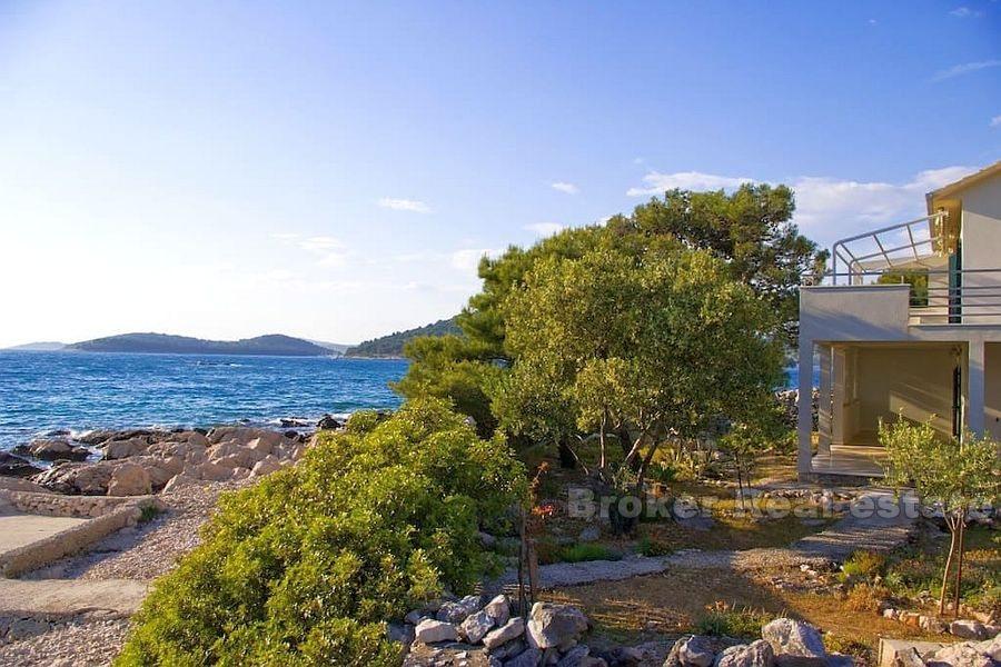 House on a unique location, first row to the sea
