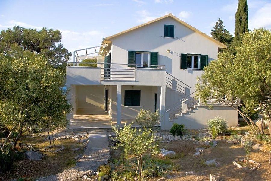 House on a unique location, first row to the sea