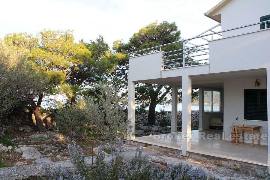House on a unique location, first row to the sea