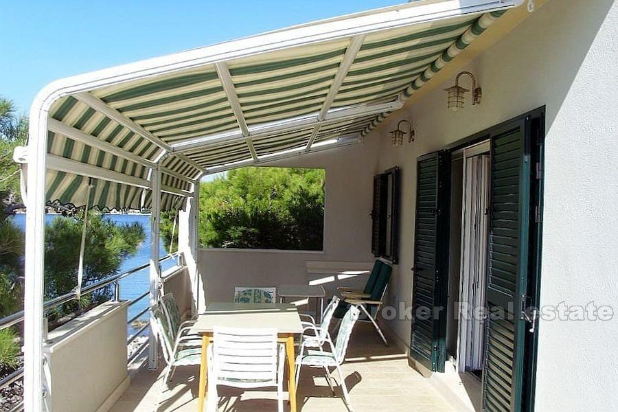 House on a unique location, first row to the sea