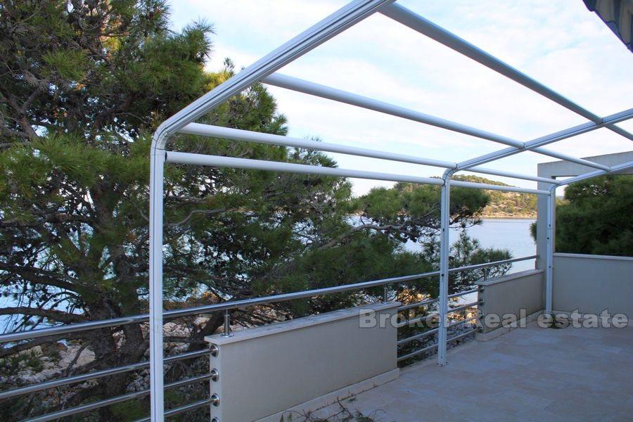 House on a unique location, first row to the sea