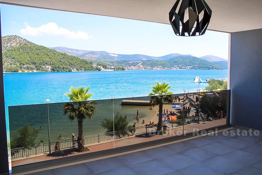 Luxury apartment, first row to the sea, for sale