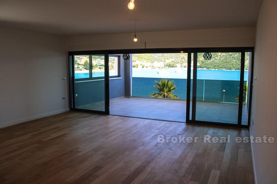 Luxury apartment, first row to the sea, for sale