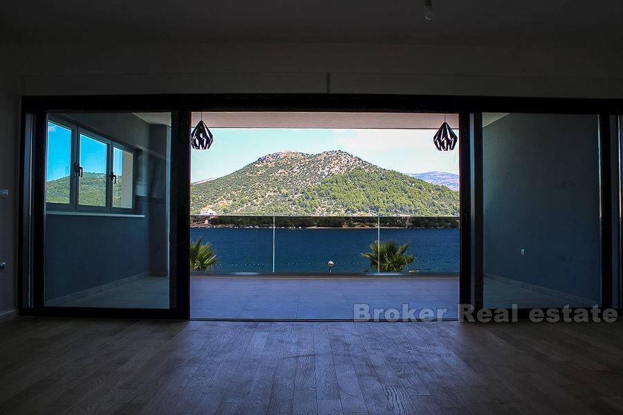 Luxury apartment, first row to the sea, for sale