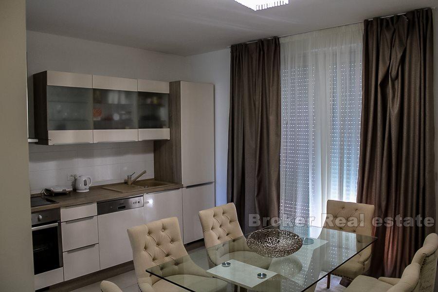 Duplexlägenhet nära stranden, till salu