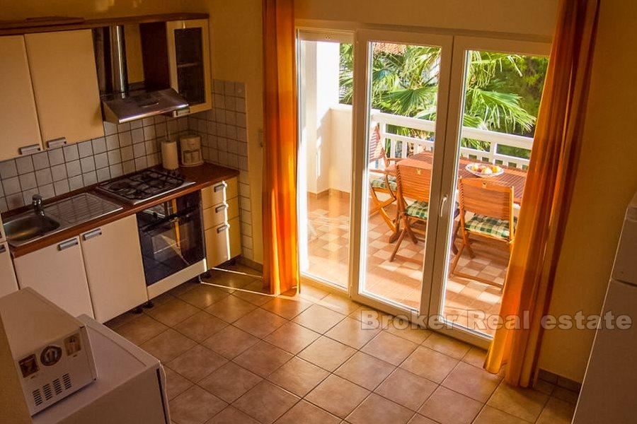 Dom z apartamentami z widokiem na morze, na sprzedaż