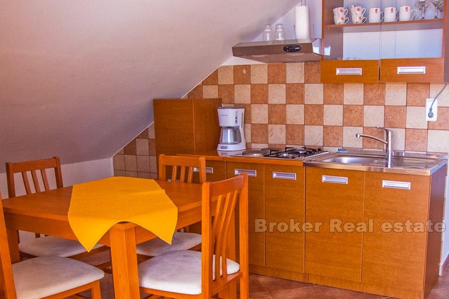 Dom z apartamentami z widokiem na morze, na sprzedaż