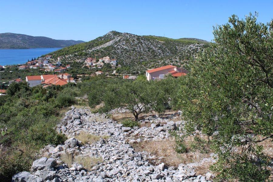 I nærheten av Trogir, bygningsland med havutsikt