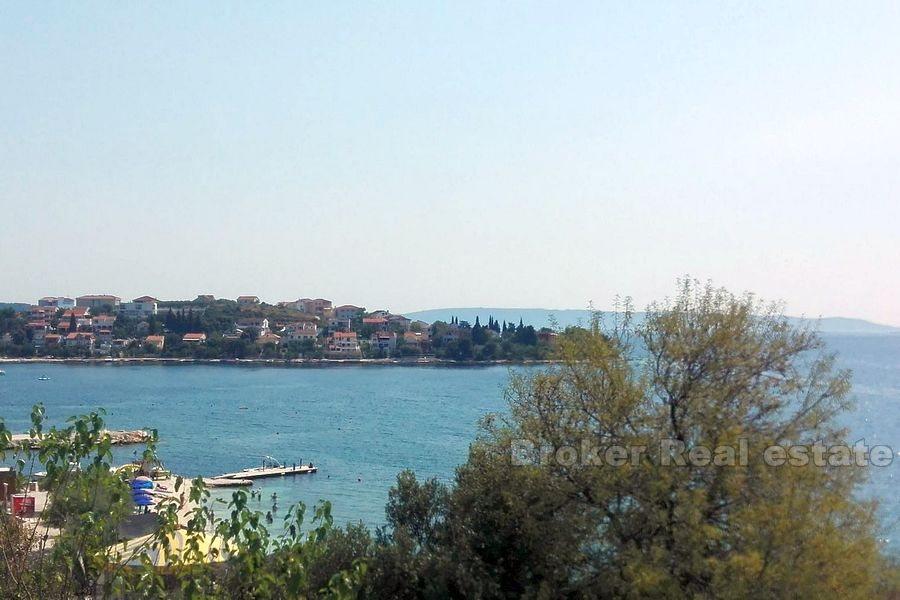 I nærheten av Trogir, bygningsland med havutsikt