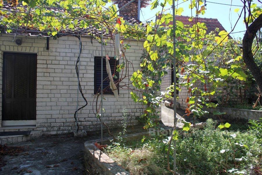 Dwa kamienne domy na parterze