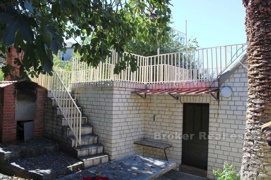 Zwei Steinhäuser im Erdgeschoss