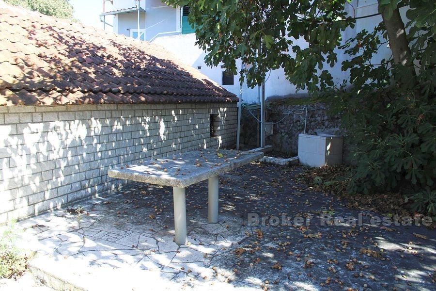 Dwa kamienne domy na parterze