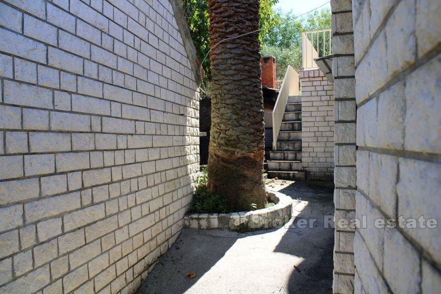 Zwei Steinhäuser im Erdgeschoss