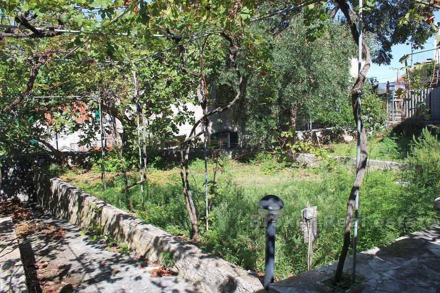 Dwa kamienne domy na parterze