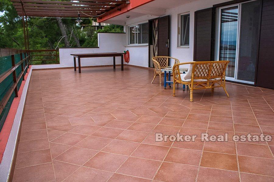 Hus vid havet, med 3 våningar, till salu