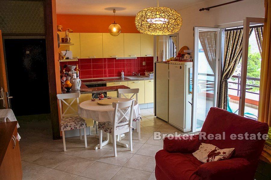 Hus vid havet, med 3 våningar, till salu