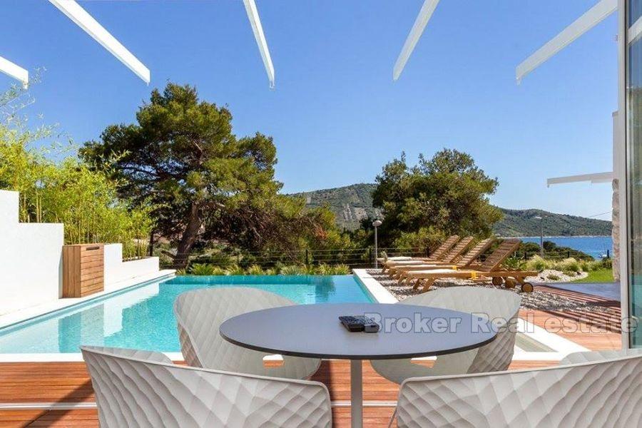 Luxusvilla aus Stein mit Pool