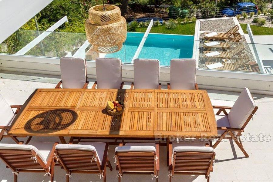 Luxusvilla aus Stein mit Pool