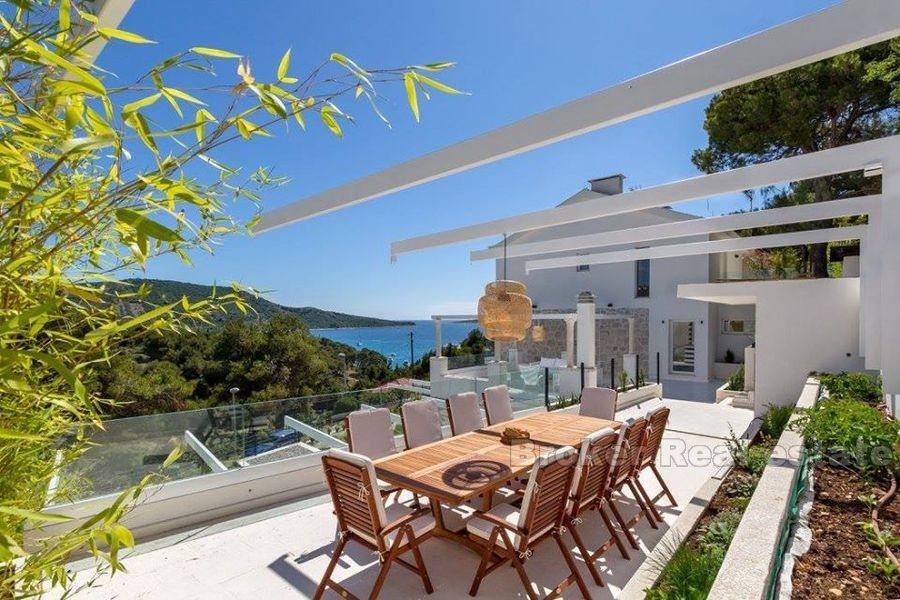 Luxusvilla aus Stein mit Pool