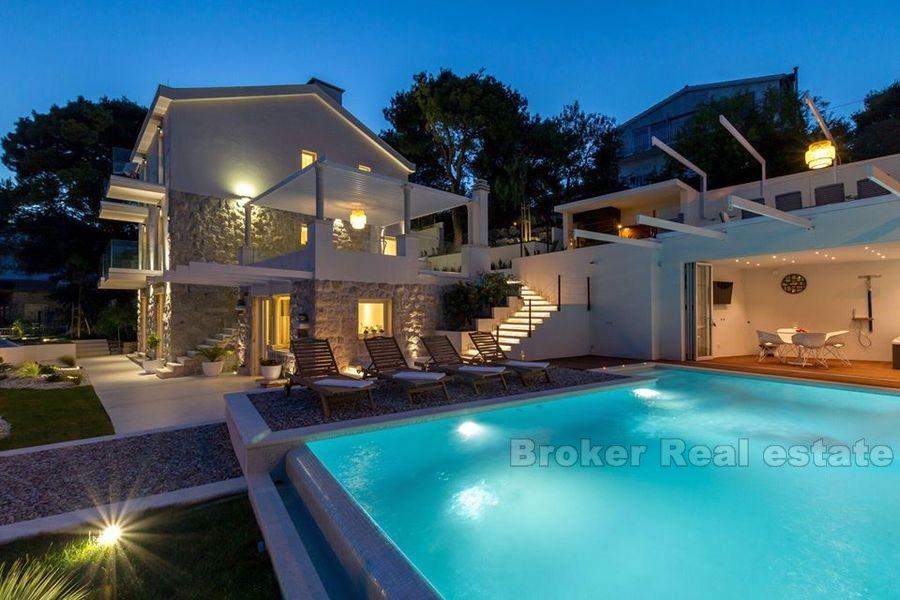 Luxusvilla aus Stein mit Pool