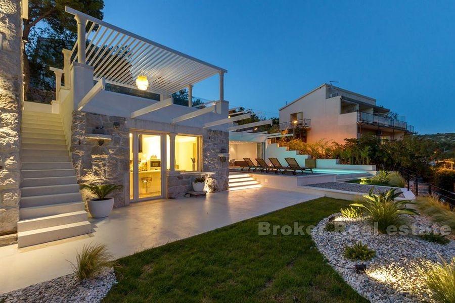 Роскошная каменная вилла с бассейном