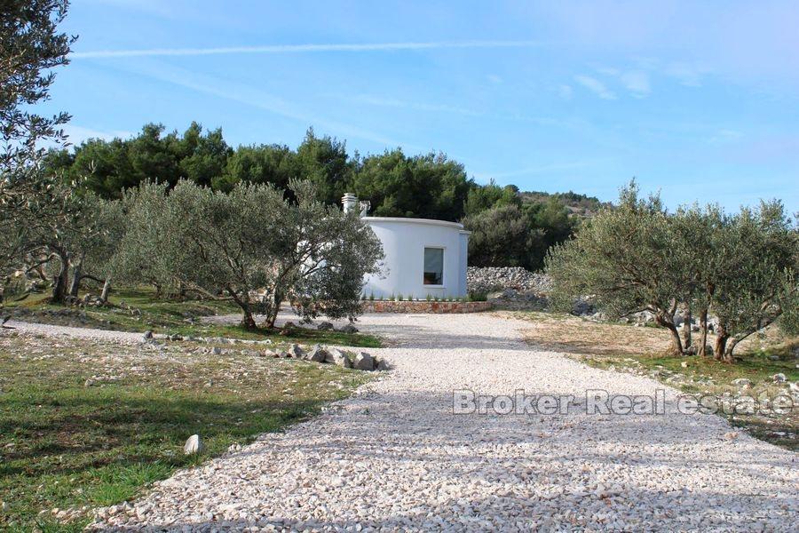 Större mark med ett mindre hus