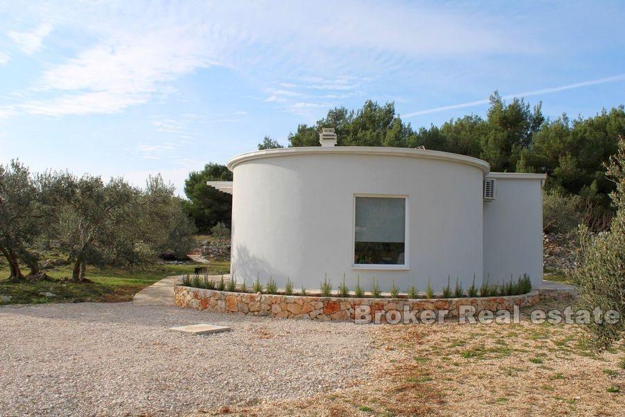 Större mark med ett mindre hus