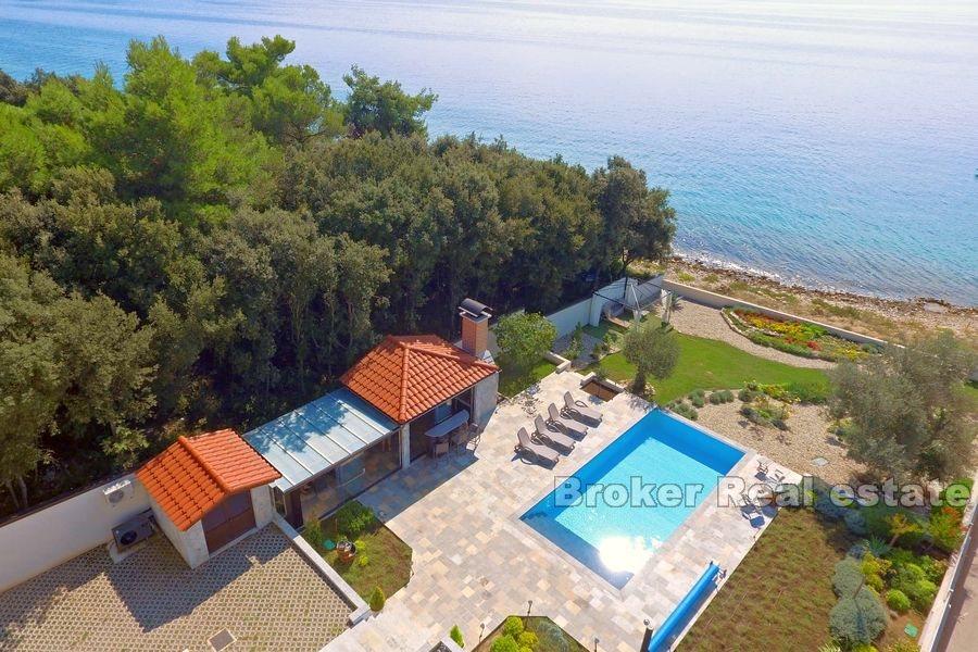 Attractive villa, first row to the sea with pool