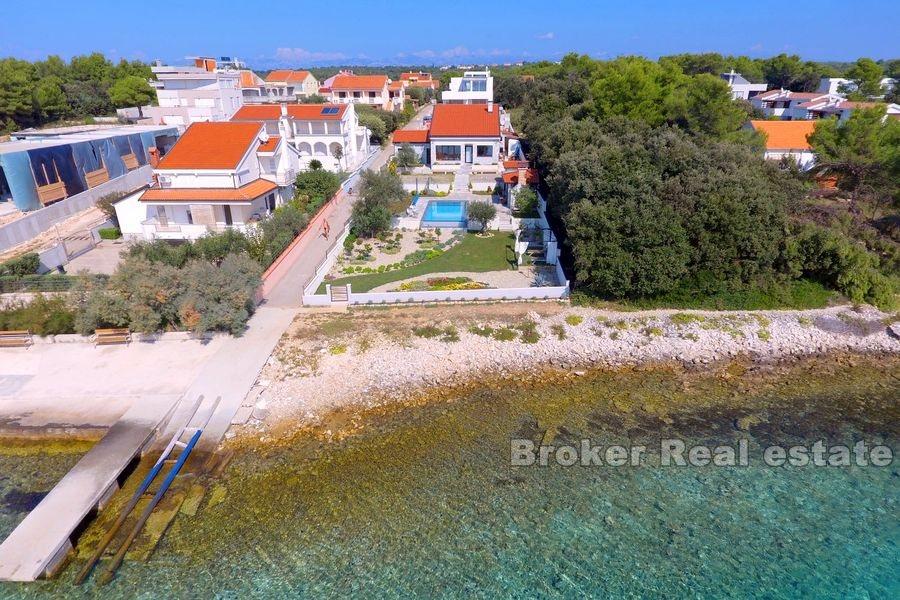 Attraktiv villa, första raden till havet med pool