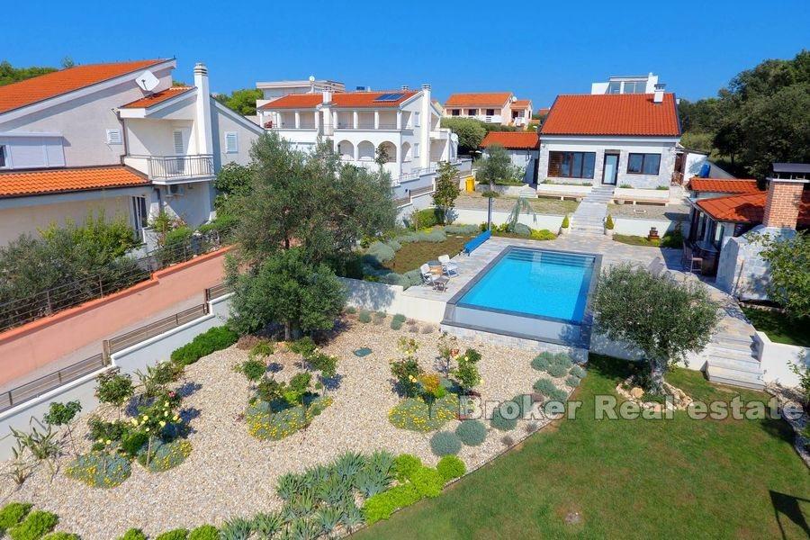 Attraktive Villa, erste Reihe zum Meer mit Pool