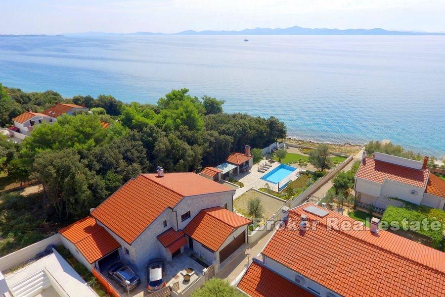 Attraktive Villa, erste Reihe zum Meer mit Pool