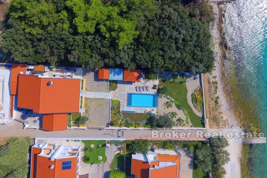 Attractive villa, first row to the sea with pool