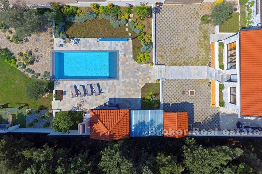 Attractive villa, first row to the sea with pool