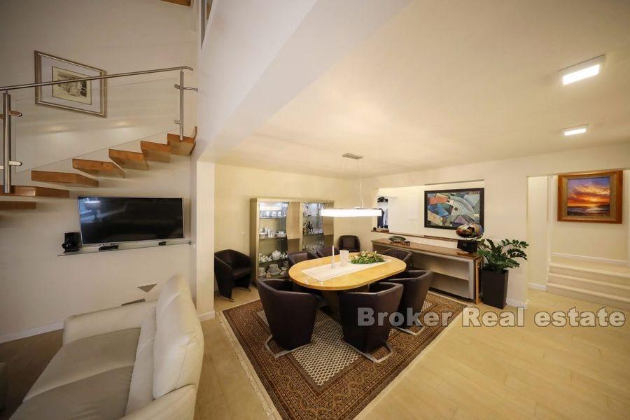 Attractive villa, first row to the sea with pool