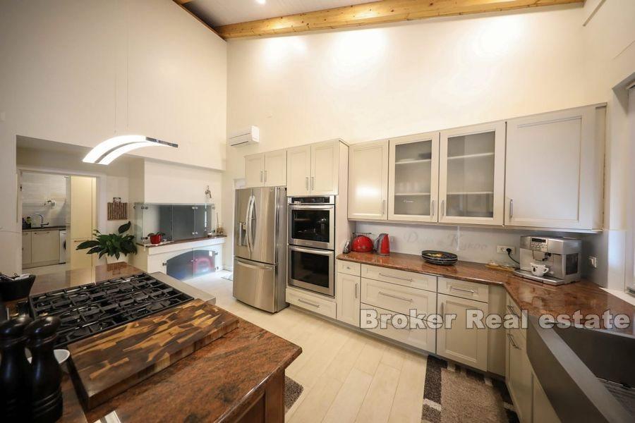 Atraktivna vila prvi red do mora sa bazenom