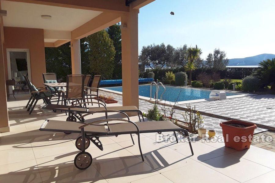 Attractive seafront villa by the beach