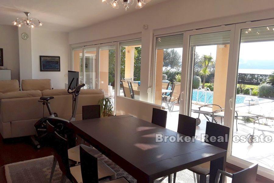 Attractive seafront villa by the beach